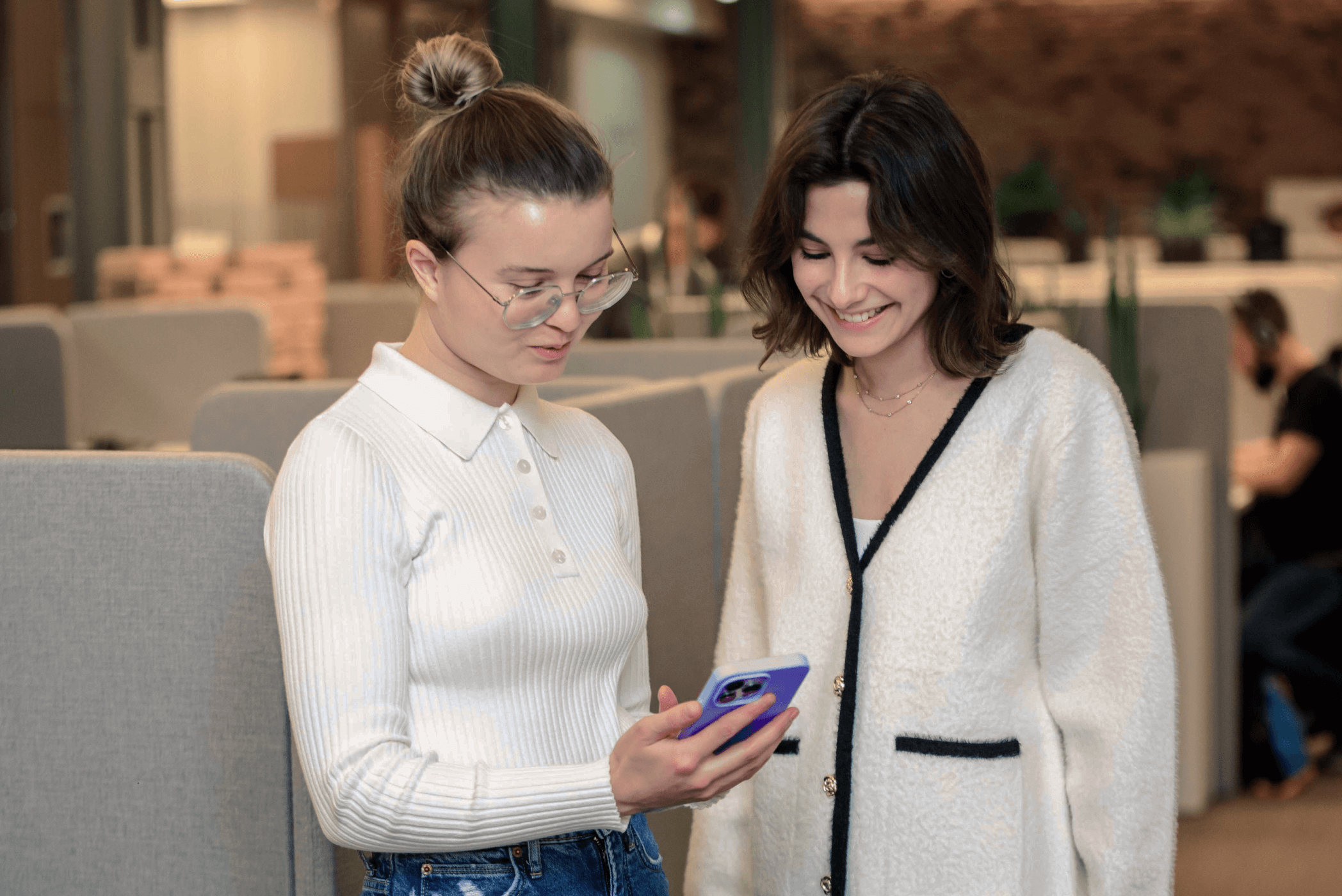 две девушки